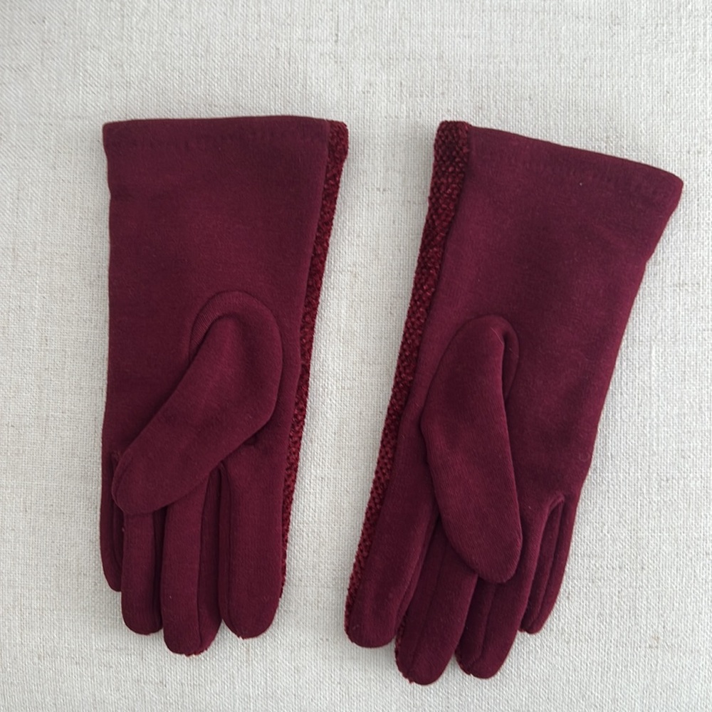 Knit red UGG gloves. - Picture 2 of 3